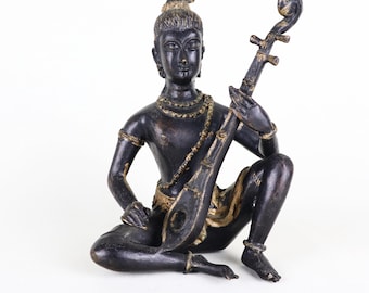 Músico celestial tailandés de bronce tocando un instrumento de cuerda tradicional phin, 6 pulgadas.