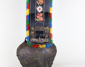 Grande sino de vaca suíço em ferro forjado com cinto floral, estilo vintage de arte folclórica alpina, 19 cm (7,5 polegadas).