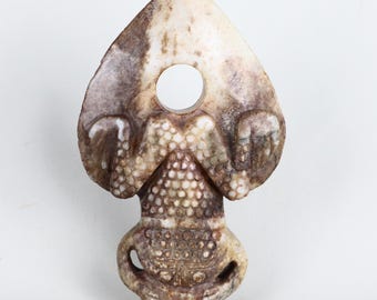 Yue ceremonial de nefrita con motivo de rana tallada, finales de la dinastía Ming, principios de la dinastía Qing, 19 cm, 1 kg.