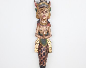 Escultura de pared balinesa vintage de una diosa sirena con decoración dorada y policromada de 20,5 pulgadas.
