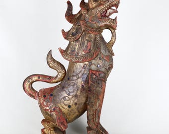 Antigua figura birmana de león guardián Chinthe tallada en madera, 44,5 cm, lacada en oro, siglo XIX.