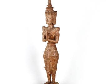 Figura tailandesa de madera tallada a mano de Thepanom, guardián celestial en gesto wai, 50 cm (20 pulgadas), mediados del siglo XX.