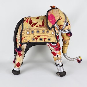 Rajasthan-olifant geborduurd met kralen en spiegels, handgemaakt in India, 15 inch breed.