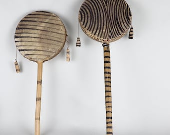 Juego de 2 tambores de mano africanos antiguos de cuero crudo con decoración geométrica pintada, 6,5 pulgadas de diámetro. Década de 1960.