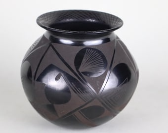Cerámica negra sobre negro firmada por Mata Ortiz, obra de Roberto Bañuelos, 10 cm de altura.