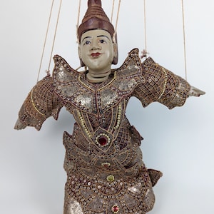 Marionette Puppet Burmese folk art Yoke thé Myanmar Southeast Asia 17 inches tall without the strings