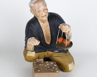 Muñeco japonés antiguo de Hakata Urasaki, vendedor de frutas arrodillado con tablero de juego, 7,5 pulgadas.