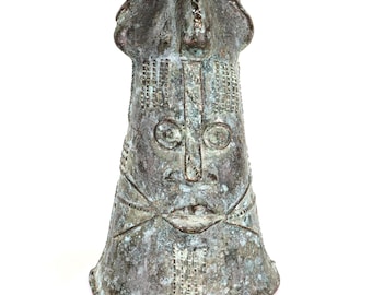 Campana de bronce Nupe en forma de cabeza, arte ancestral Bida fundido a la cera perdida de Nigeria central, 10 pulgadas de alto