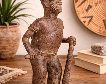 Figura de guerrero de cerámica estilo Colima grande con bastón, escultura mexicana antigua de 48 cm (19 pulgadas)