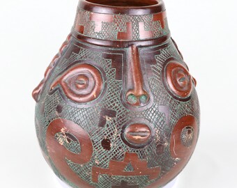 Jarrón de cerámica brasileña firmado por Marivaldo - Cerámica antropomórfica de 24 cm - Recipiente con rostro amazónico inspirado en Marajoara