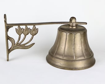Campana de barco antigua de latón macizo con soporte floral, timbre de pared grande de los años 60.