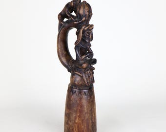 Raro machacador ceremonial javanés antiguo de madera dura tallada a mano con figura de chamán, 25 cm (10 pulgadas)