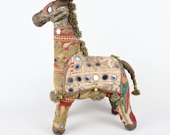 Caballo de tela vintage de Rajastán: cuentas y espejos bordados, India, 33 cm de alto