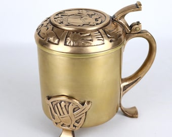 Recipiente danés antiguo de latón con tapa, modelo Nordisk Malm, con base y diseño escultural. Tapa abatible.