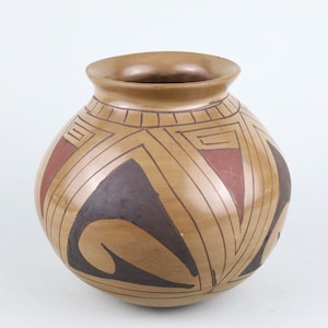 Nicolas Ortiz art pottery jar signed by the artist Nicolas Silviera, 6.25 inches in diameter mid-1900s