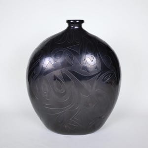 Doña Rosa Barro Negro pottery vase by Erasmo Nieto Coyotepec Oaxaca Mexico 9.5 inches tall signed at the bottom