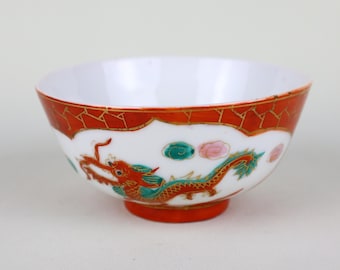 Cuenco antiguo de porcelana japonesa Kutani con base, decorado con dragones y fénix, hecho a mano desde el período Taishō hasta principios del período Shōwa. 11,4 cm (4,5 pulgadas)