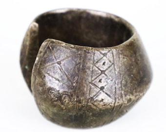 Brazalete antiguo de moneda manilla de bronce de África Occidental del siglo XIX, de 3 pulgadas de diámetro.