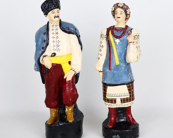 Figura de cerámica ucraniana vintage de pareja, trajes típicos pintados a mano, época soviética, 21,5 cm.