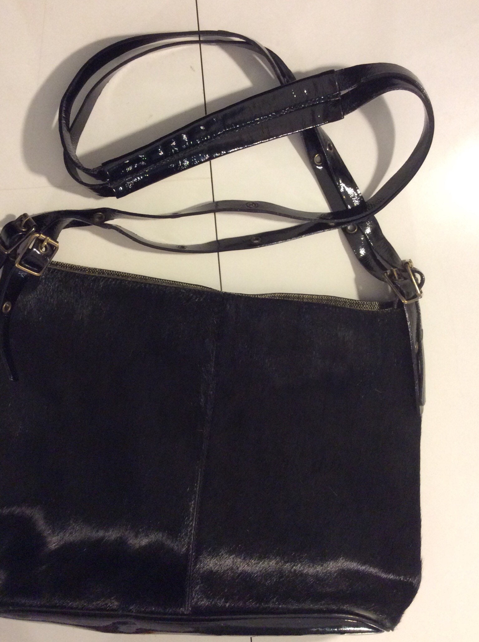 black patent leather shoulder bolsa