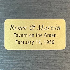 Puede incluir: Placa dorada con el texto "Renee & Marvin, Tavern on the Green, February 14, 1959".