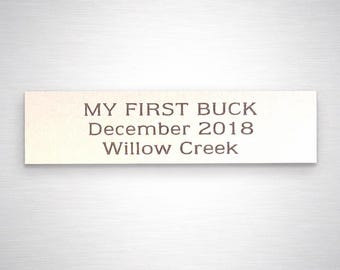 Gepersonaliseerde gegraveerde zilveren metalen plaat van 4 x 1 inch ~ geschenkbordje, vlaggetje, naamplaatjes, ID, lijsten