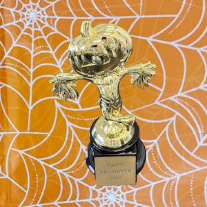 Anpassad 7 1/4" Halloween-trofé - Fågelskrämma/Pumpafigur ~ Skickas snabbt