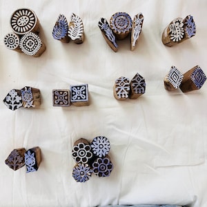Set di 24 timbri in legno / Blocchi di stampa intagliati a mano in India / Tessile, ceramica, carta e tessuto / Strumenti artigianali fai da te per l'arte popolare boho
