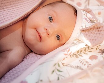 Serviette bébé avec capuche / Cape de bain  / Vintage fleurs rose poussiéreux / Piqué de coton gaufré / bébé emmailloter