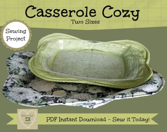 Può includere: Un rivestimento per casseruola floreale verde e bianco con sfondo bianco e motivo floreale verde. Il rivestimento è realizzato in tessuto e ha un bordo smerlato. Il testo "Casserole Cozy" e "Two Sizes" è stampato sull'immagine. Il testo "Sewing Project" è stampato in un cerchio sull'immagine. Il testo "PDF Instant Download - Sew it Today!" è stampato su uno striscione nella parte inferiore dell'immagine.