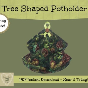 Op de afbeelding: Een groene en bruine boomvormige ovenwant met een dennenappelmotief. De ovenwant is een naaiproject en is beschikbaar als PDF-directdownload. De tekst "Sewing Project" staat in een cirkel boven de ovenwant. De tekst "PDF Instant Download - Sew it Today!" staat onder de ovenwant.