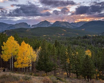 Foto de otoño en el Parque Nacional de las Montañas Rocosas, Hallet Peak, Colorado. Arte mural.