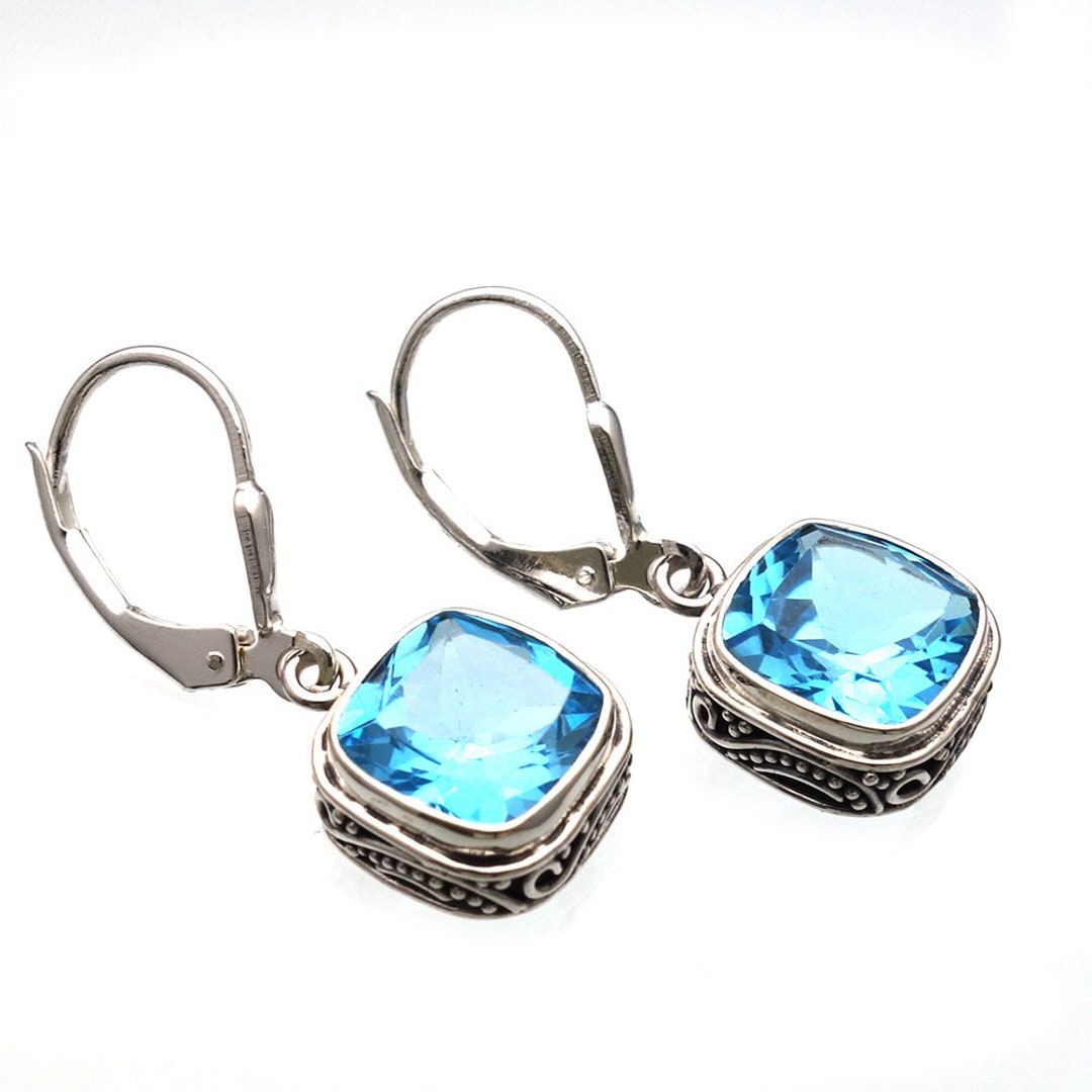 Boucles d'oreilles avec pierres colorées