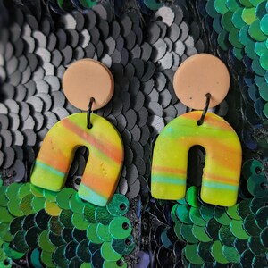 Hangende oorbellen, gemarmerd geel met oranje en blauw