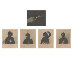 Può includere: Una collezione di quattro fotografie in stile vintage con figure silhouette. Ogni immagine ha una tonalità seppia e un bordo bianco. Un'immagine mostra una mano che tiene un bengala. Le altre mostrano figure con piume.