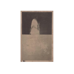 Puede incluir: Una impresión artística abstracta que presenta una figura con una forma fluida, representada en tonos grises y beige. La obra de arte tiene una estética minimalista, con un fondo oscuro y un primer plano más claro. La imagen está enmarcada con un borde marrón.