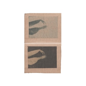 Puede incluir: Dos fotografías de estilo vintage, una encima de la otra, cada una enmarcada en papel marrón claro. Las imágenes representan una mano vertiendo algo, con una forma de botella visible. La imagen superior es más clara, la inferior más oscura.