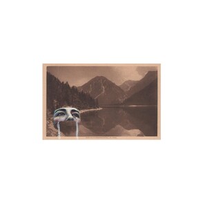 Arte del paesaggio surreale, piccola opera d'arte, paesaggio scuro vintage alterato, collage di tecniche miste, arte murale del paesaggio montano, arte surreale malinconica