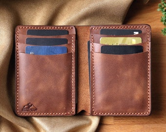 Personalisierte Braun Leder Vertikale Brieftasche, schlanker Bifold Kartenhalter