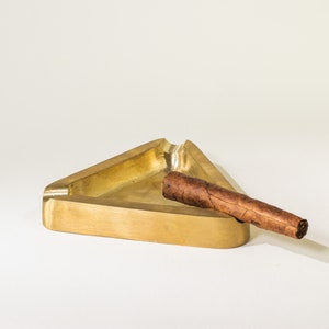 Cinzeiro de latão para cigarrilhas / Porta-cigarros / Cinzeiro para charutos / Presente para fumantes / Tobacciana / Presente de colecionador de latão / Cinzeiro triangular