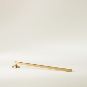 Peut inclure: Un éteignoir de bougie en or avec une longue poignée rectangulaire.