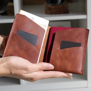 Titular de pasaporte plegable de grano completo personalizado / Cartera de viaje de cuero para hombre / Regalo de manga de pasaporte grabado para personas nómadas / Regalo nómada