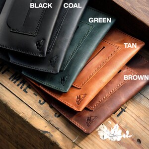 Puede incluir: Cinco carteras de cuero en diferentes colores: negro, carb&oacute;n, verde, marr&oacute;n claro y marr&oacute;n. Cada cartera tiene un peque&ntilde;o bolsillo en la parte delantera y un logotipo en la parte posterior.