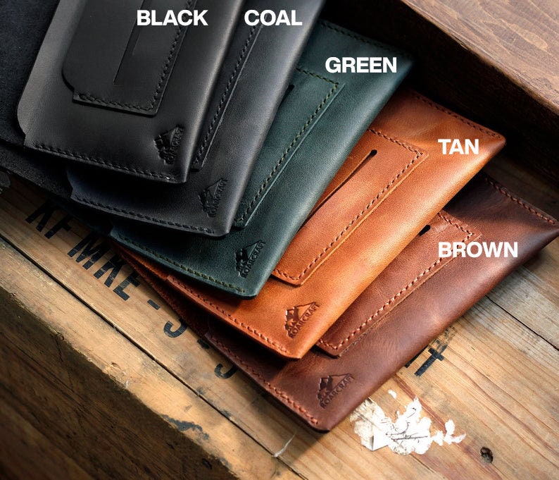 Puede incluir: Cinco carteras de cuero en diferentes colores: negro, carb&oacute;n, verde, marr&oacute;n claro y marr&oacute;n. Cada cartera tiene un peque&ntilde;o bolsillo en la parte delantera y un logotipo en la parte posterior.