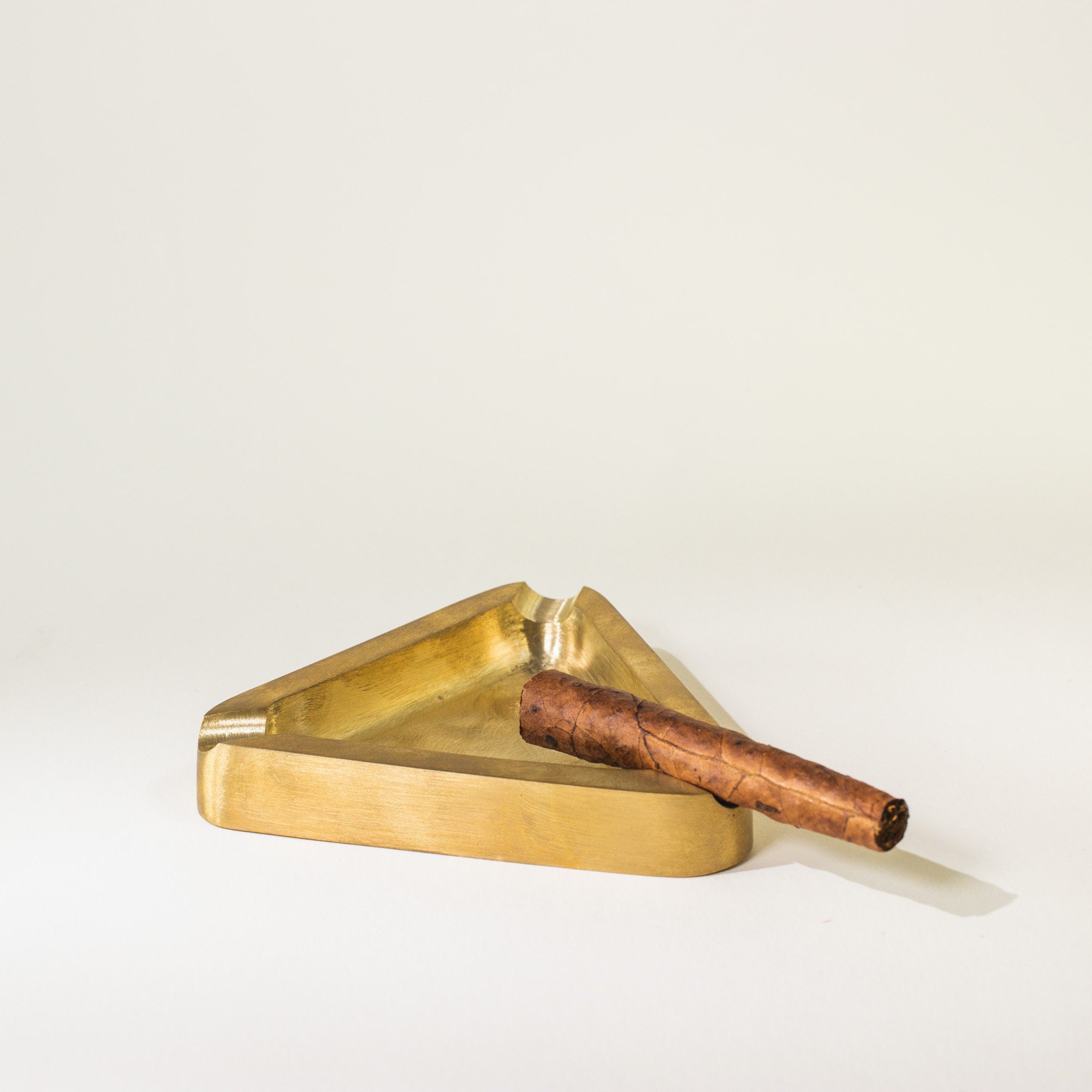 Messing Aschenbecher für Zigarillos / Zigarettenspitze / Zigarrenaschenbecher / Geschenk für Raucher / Tobacciana / Messingsammlergeschenk/Dreieckaschenbecher