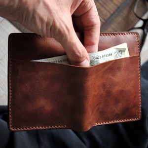 Portafoglio in pelle verticale personalizzato / Portafoglio da uomo in pelle fatto a mano / Portafoglio bifold inciso / Porta contanti in pelle / Regali per lui