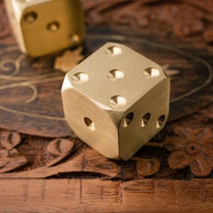 Fermacarte a cubo di dadi in ottone / Accessori da scrivania unici / Ornamento geometrico / Decorazione da scrivania / Scultura a cubo di dadi / Decorazione per ufficio / Ottone massiccio