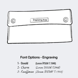 Puede incluir: Un dibujo en blanco y negro de una cartera con una solapa y dos ojales. El texto "Engraving Area" est&aacute; en una etiqueta en la solapa. El texto debajo de la imagen dice "Font Options - Engraving" y enumera tres opciones de fuente con sus nombres y familias de fuentes: Oswald (Lorem IPSUM T.1948), Charm (Lorem IPSUM T.1948) y Kauffman (Lorem IPSUM 7.1948).