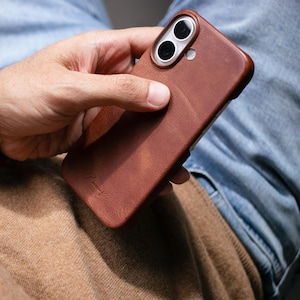 Cover in pelle per iPhone 16 / Custodia in pelle personalizzata per iPhone 16 Pro / Idea regalo personalizzata / Cover posteriore per iPhone