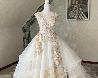 金色の刺繍とバラが施されたオフホワイトのおとぎ話風ウェディング